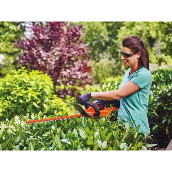 BLACK+DECKER 22 in. 20V MAX Lithium-Ion Cordless POWERCUT Hedge Trimmer with (1) 1.5Ah SMARTECH Battery and Charger Included